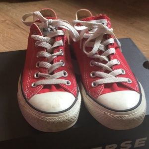 🎉🌟SALE Converse RED low top sneakers size m5/W7